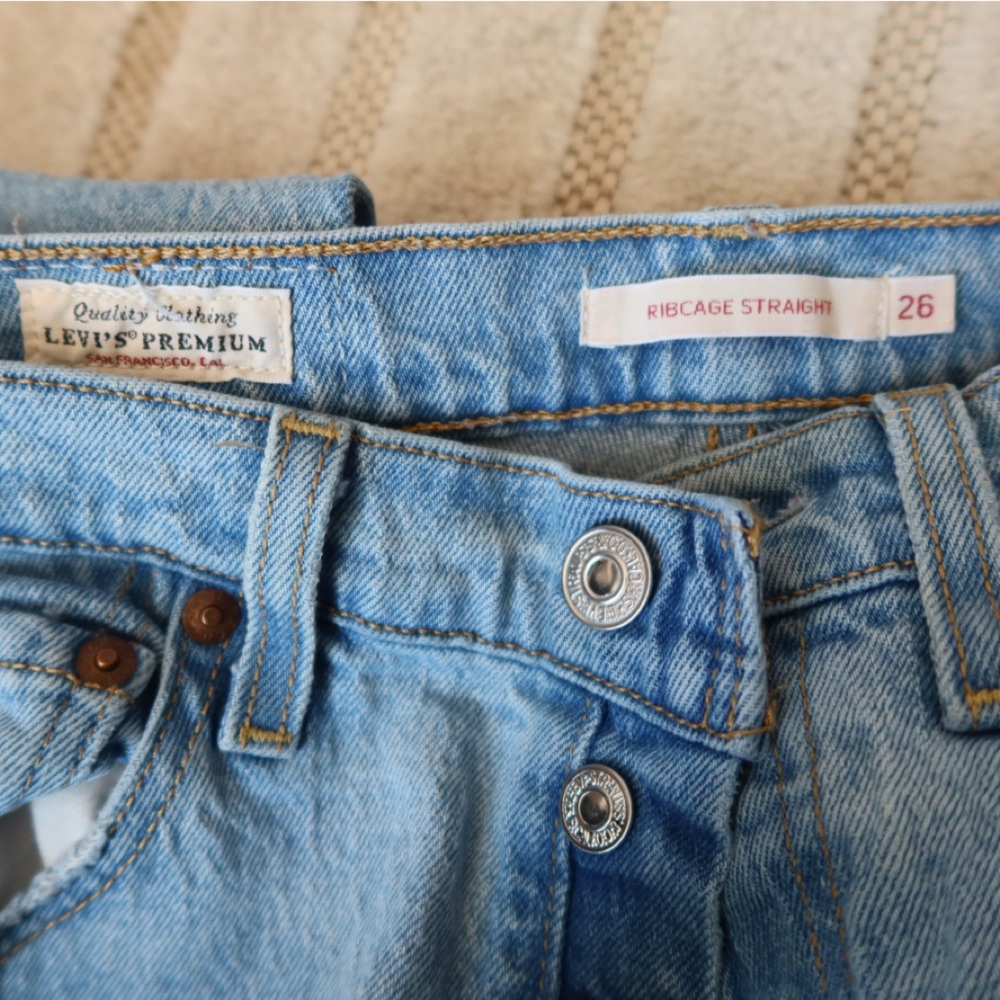 Levi’s Ribcage Straight - Picture 3 of 5